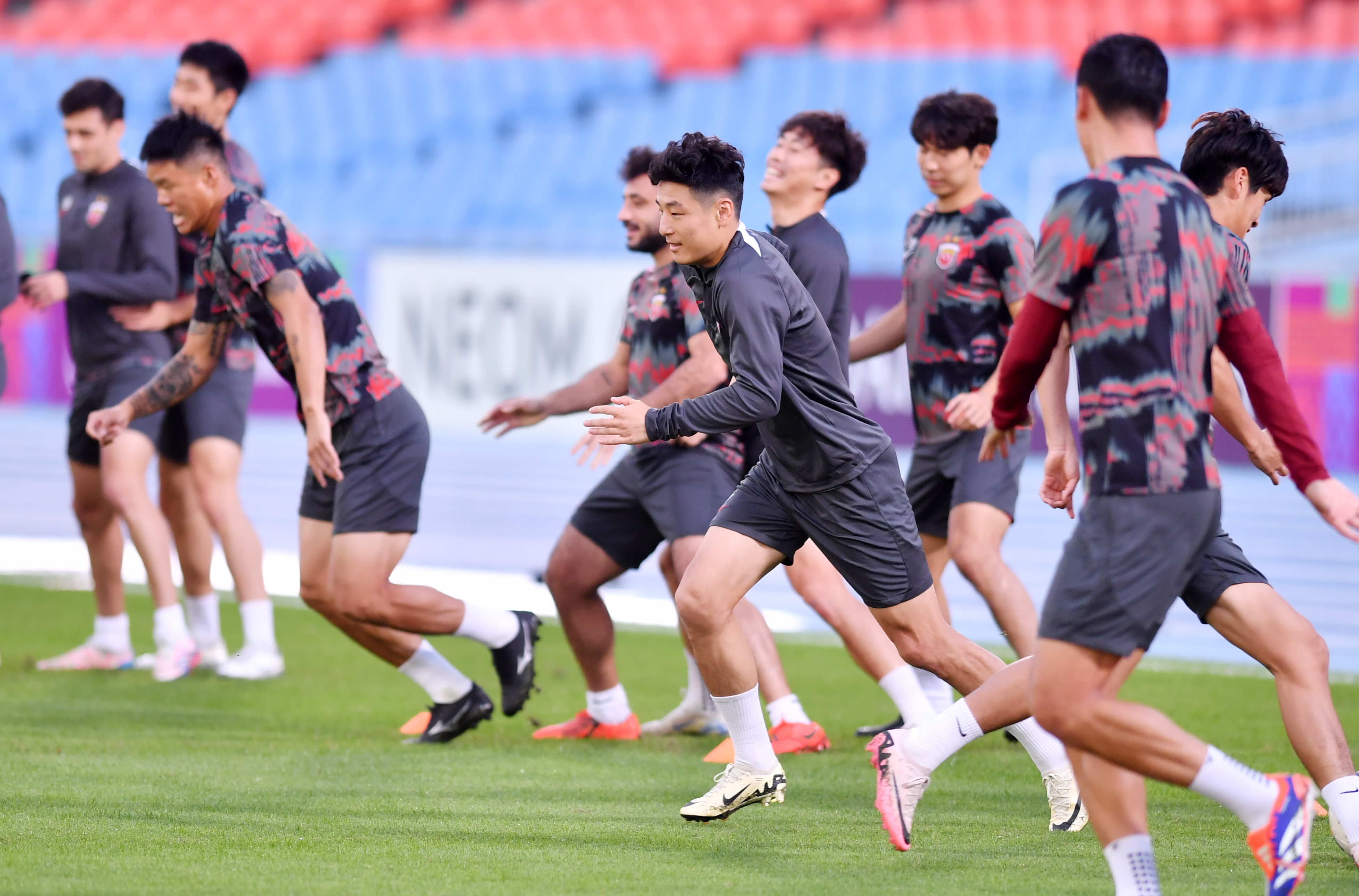 本赛季球队气氛融洽，备战工作高效紧凑的简单介绍