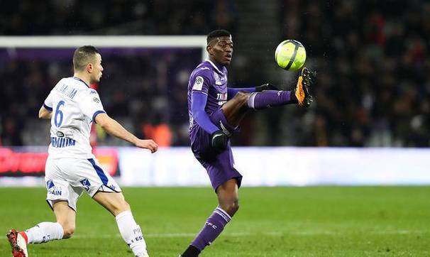 包含亚眠主场战胜昂热，连胜势头令人瞩目的词条