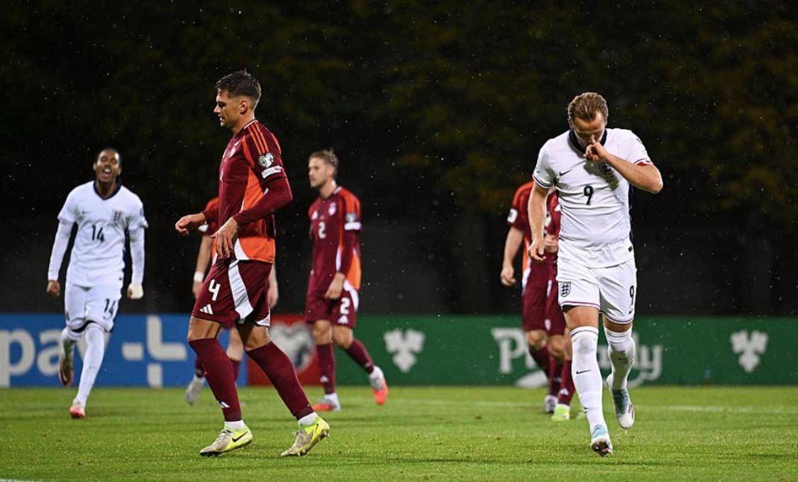 包含英格兰豪取五连胜，无敌晋级淘汰赛的词条