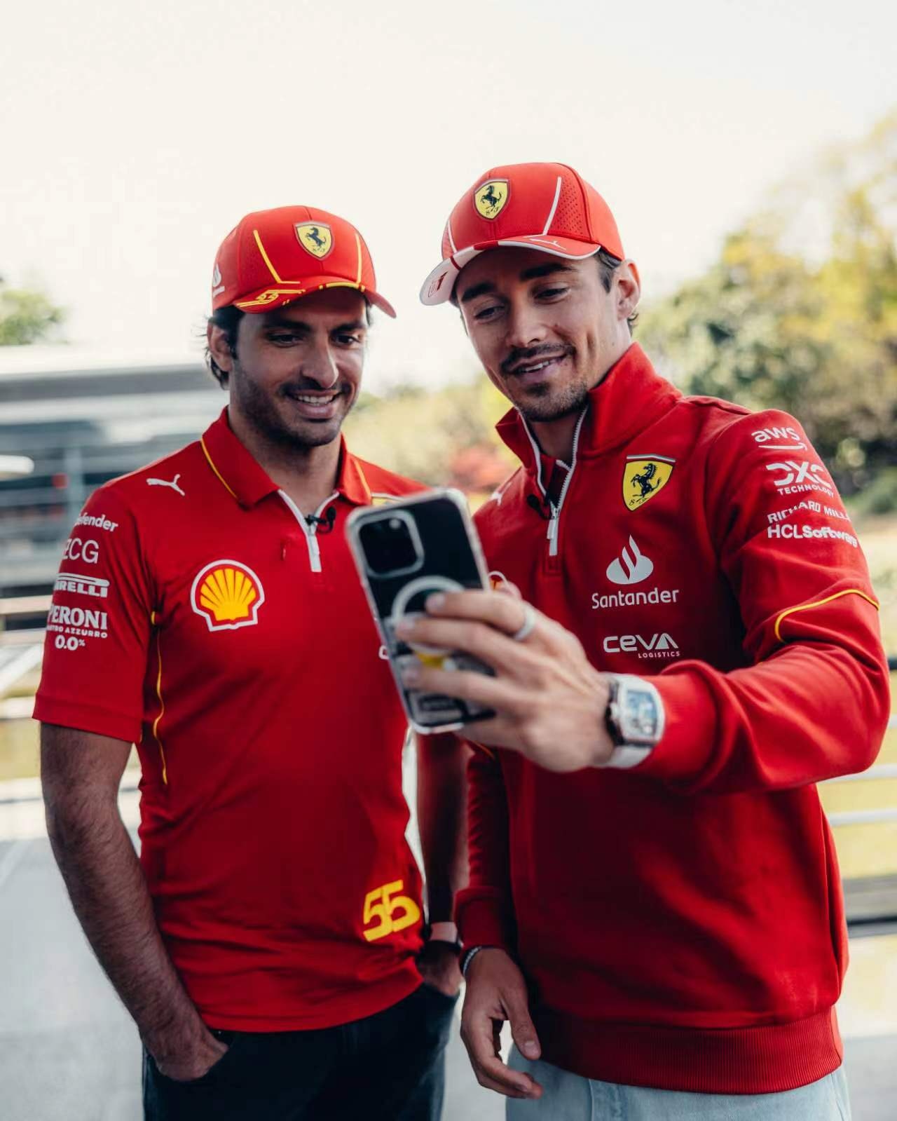 关于梅赛德斯横扫雷诺车队，塞恩斯点燃赛场的信息