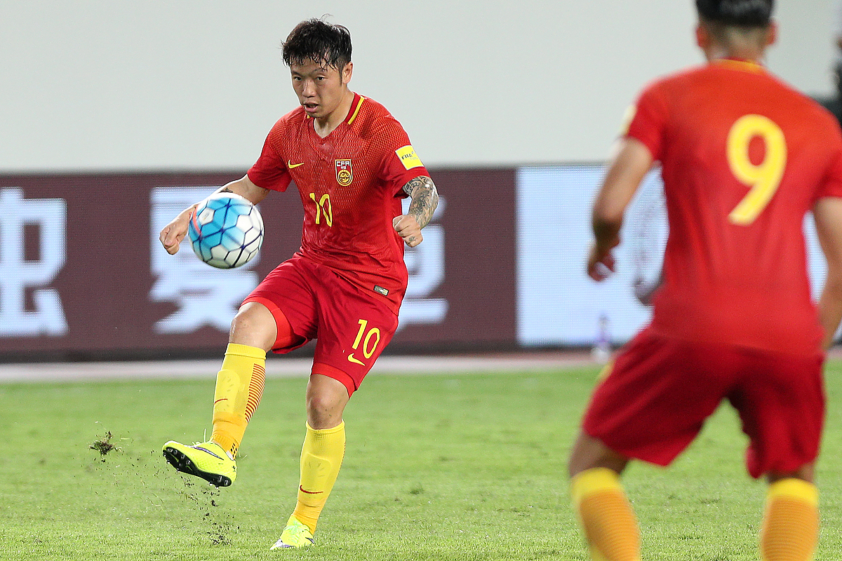 中国球员在国际足球联赛中崭露头角