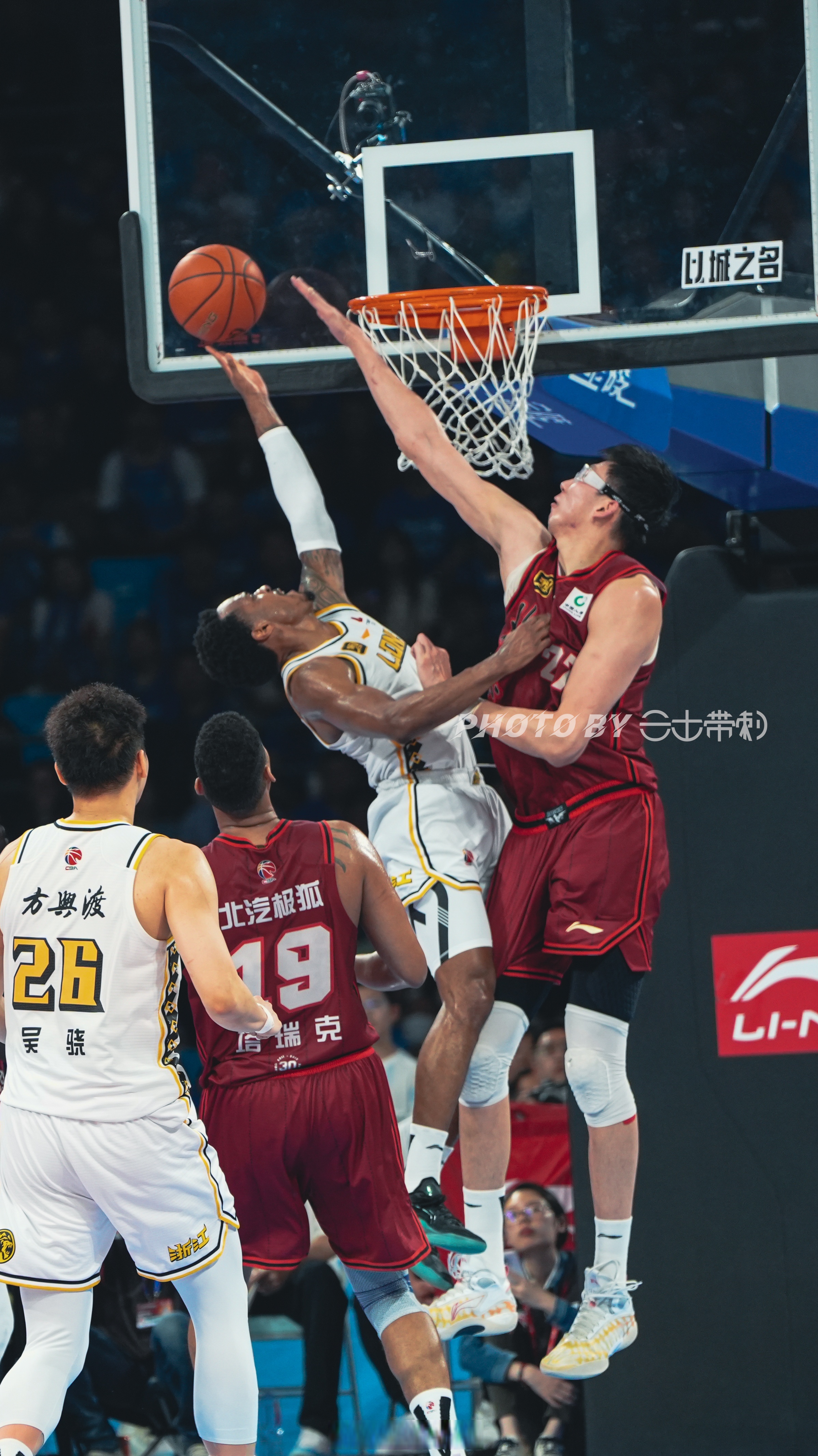 山东队逆转76人，周琦点燃赛场