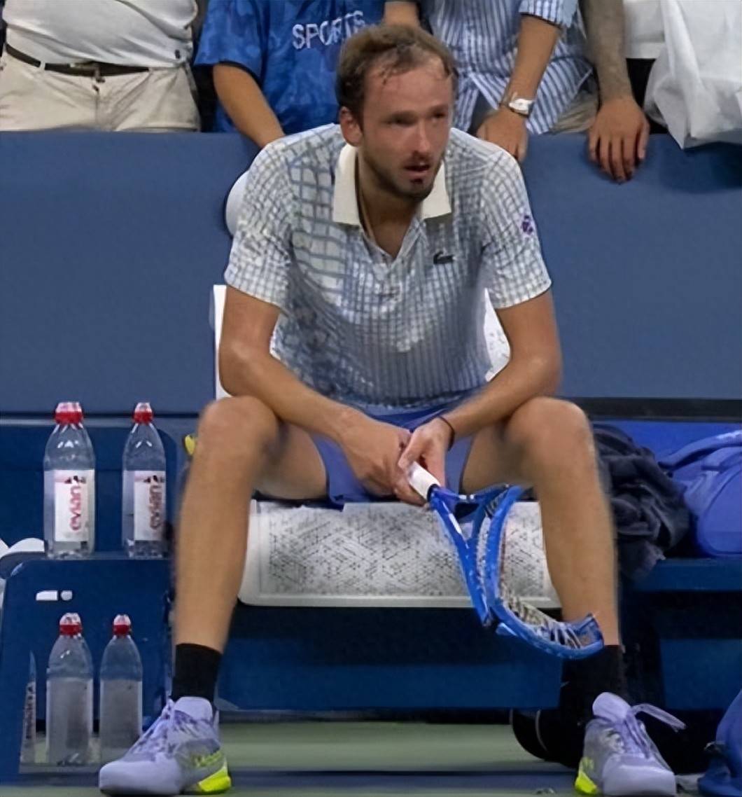 温网逆转戴维斯杯，梅德韦杰夫扛起全队