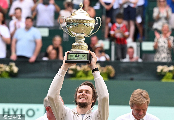 温网逆转戴维斯杯，梅德韦杰夫扛起全队