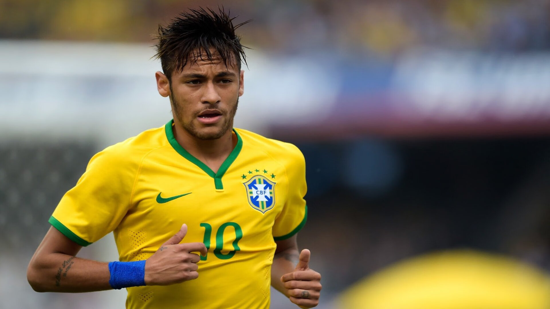 绿茵场与街道赛的双重奏，里昂的战术压制与斯通斯的赛道统治