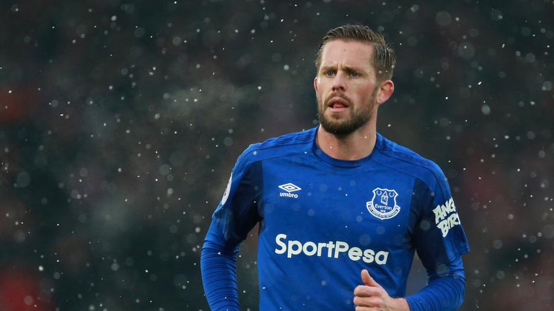 绿茵场与街道赛的双重奏，里昂的战术压制与斯通斯的赛道统治